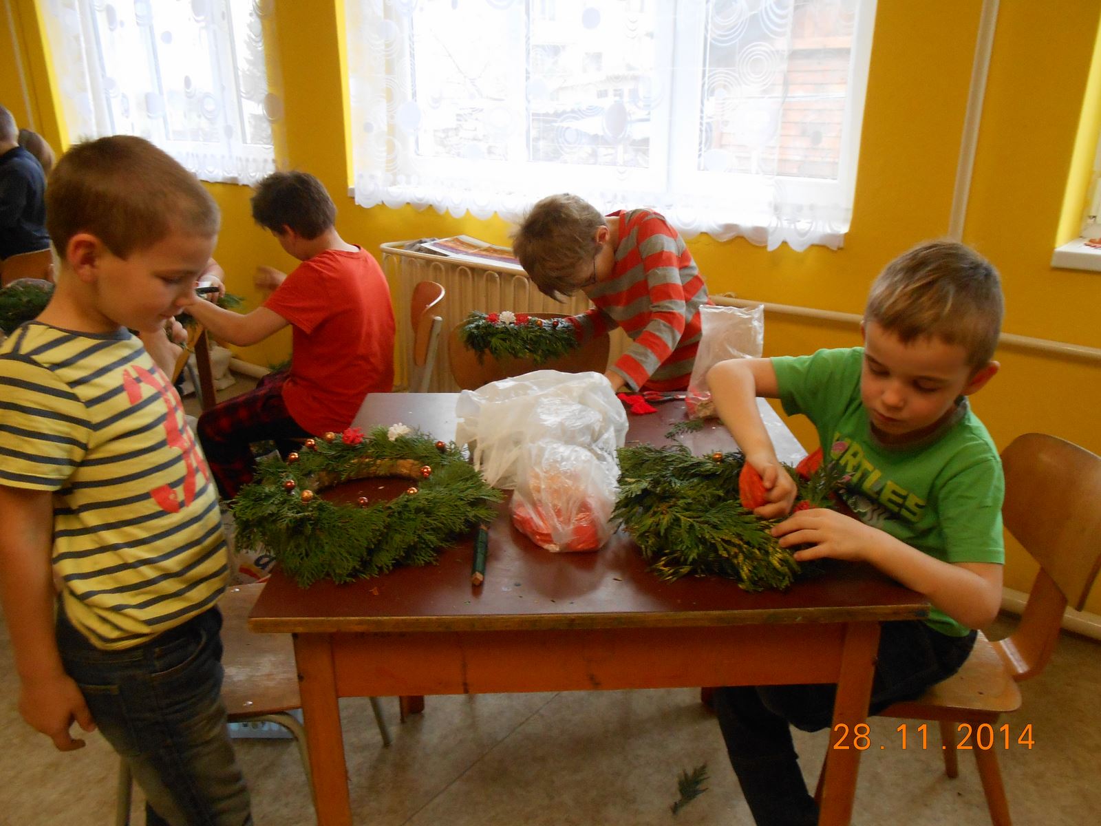 Výroba adventních věnců 28.12.2014 (6) [1600x1200]